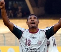 Fans brave heat to bid farewell to Barreto