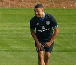 Gerrard compares debutant Oxlade-Chamberlain with Rooney