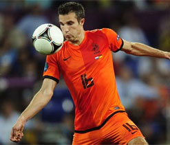 Dutch striker Zenden believes Van Persie may leave Arsenal to win silverware 