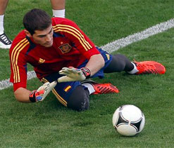 Casillas blames nerves as Spain struggle to overcome Croatia