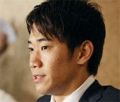 Japanese midfielder Kagawa completes move to United