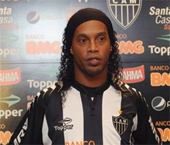 Ronaldinho signs with Atletico Mineiro
