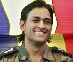 Dhoni ends J&K trip with visit to Kargil war memorial