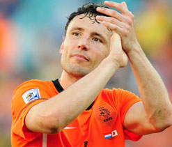 Netherlands can be `almost invincible` at Euro: Van Bommel