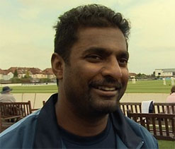 Lycamobile presents cheque for £250000 to Murali