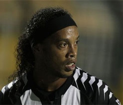 Ronaldinho scores in Atletico`s 4-1 victory