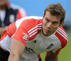 Tremlett knee injury could jeopardize his England career