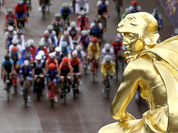 The peloton passes by the Queen Victoria Memorial near Buckingham Palace during the women`s road cycling race at the 2012 Summer Olympics in London. 