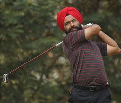 Sujjan shoots eight-under, takes lead in Indonesia