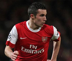 Robin van Persie completes medical ahead of Manchester United move