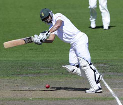 Headingley Test: Centurion Petersen puts S Africa in command
