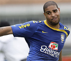 Adriano signs with Flamengo