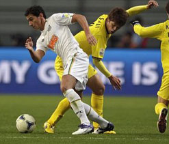 Neymar leads Santos to 2-1 win 