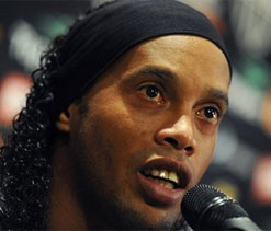 Ronaldinho thanks fans for mother`s tribute