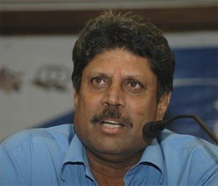 Kapil, Azhar back Sachin, say he should decide when to quit