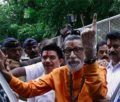 Won`t allow Pak cricketers to play here, says Bal Thackeray