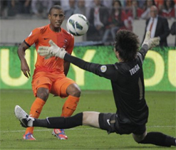 Robin van Persie and Narsingh seal Netherlands victory