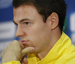 Sir Alex hails Jonny Evans` `authority`