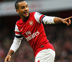 Walcott agrees to new Arsenal deal