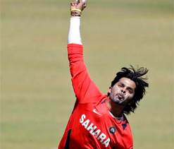Sreesanth helps team by bowling at the nets