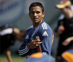 Khawaja taking tips from Lehmann on how to stump Indian spinners
