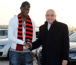 Mario Balotelli completes Milan transfer