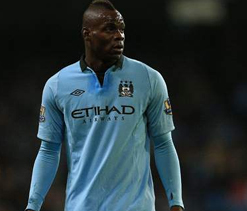 Balotelli mobbed by AC Milan fans outside restaurant in Italy