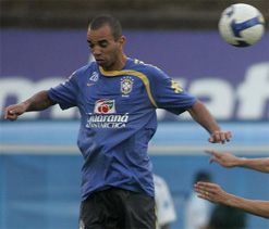 Atletico-MG look to sign Brazil international