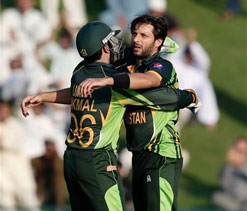 Mohammad Hafeez and Umar Akmal sixes set up Pakistan win