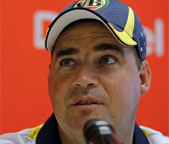 Arthur warns Clarke, Watson to `fire` or risk seeing Oz lose Ashes 2-1