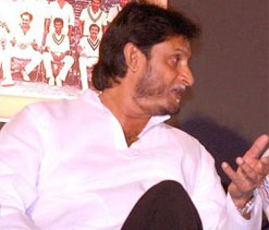 Sandeep Patil gives a pep talk to Services Ranji team