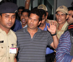 Warm welcome from fans as Sachin Tendulkar reaches Kolkata for his 199th Test