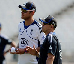 Broad says coach Flower rules England team by fear `like Ferguson at Man Utd`