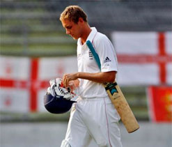 Hussey defends Broad over `not walking` decision