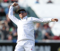 Botham salutes `peerless entertainer` Swann after spinner`s retirement