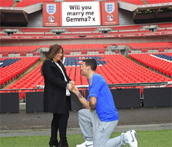 Boxer surprises girlfriend with Wembley marriage proposal
