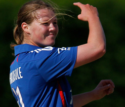 Australia snatch two-run win over England in World Cup