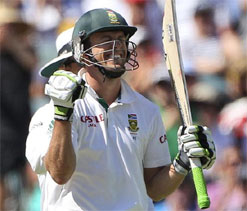 De Villiers `equally comfortable` behind stumps