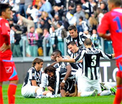Emanuele Giaccherini`s scores in injury time as Juventus go nine points clear