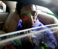Wasim Akram wants to help Pakistan`s recovery from pace crisis
