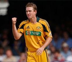 Nathan Hauritz warns ``beleaguered`` Lyon against tinkering with bowling action	