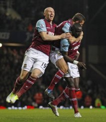 EPL: West Ham check Manchester United`s title charge
