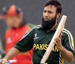 Anwar gives religious preachings to Pakistan players