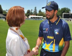 Pakistan asylum-seeker Ahmed signs with Victoria