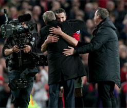 Arsenal jeers won`t bother van Persie: Ferguson