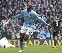 Yaya Toure set to stay on at Manchester City after agreeing to new deal