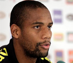 Manchester City ready to offload Maicon to Gremio