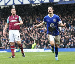 Everton beat West Ham in Moyes' last game under charge at home