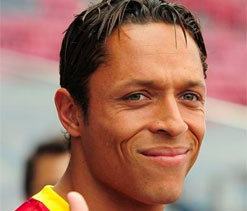 Adriano extends contract with FC Barcelona