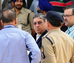 Srinivasan meets WC members before meeting